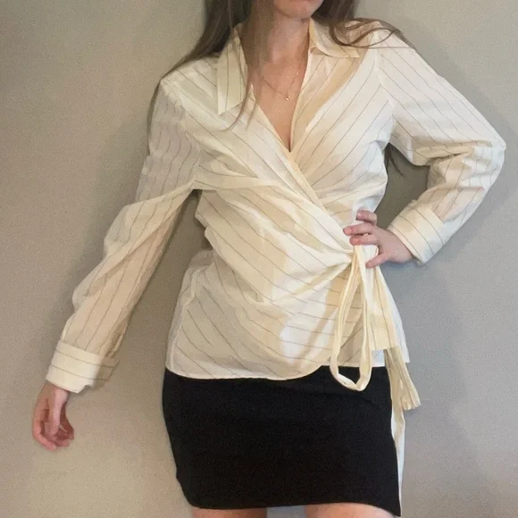 H&M pinstriped tie front top. - Picture 5 of 5